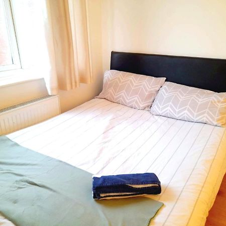6 Bed House 3 Bathrooms Good Transport Links To London, Free Parking Ngoại thất bức ảnh