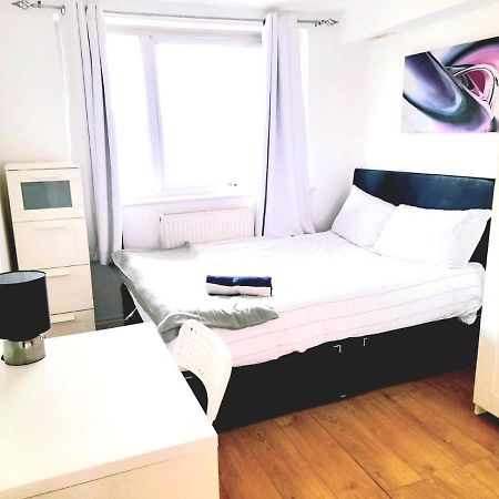 6 Bed House 3 Bathrooms Good Transport Links To London, Free Parking Ngoại thất bức ảnh