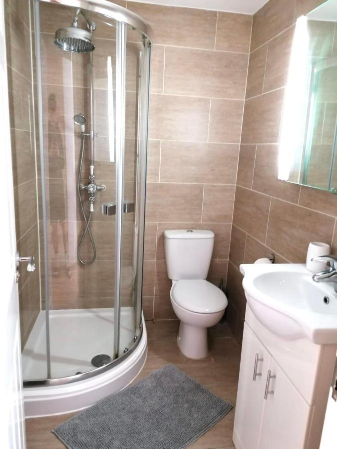 6 Bed House 3 Bathrooms Good Transport Links To London, Free Parking Ngoại thất bức ảnh