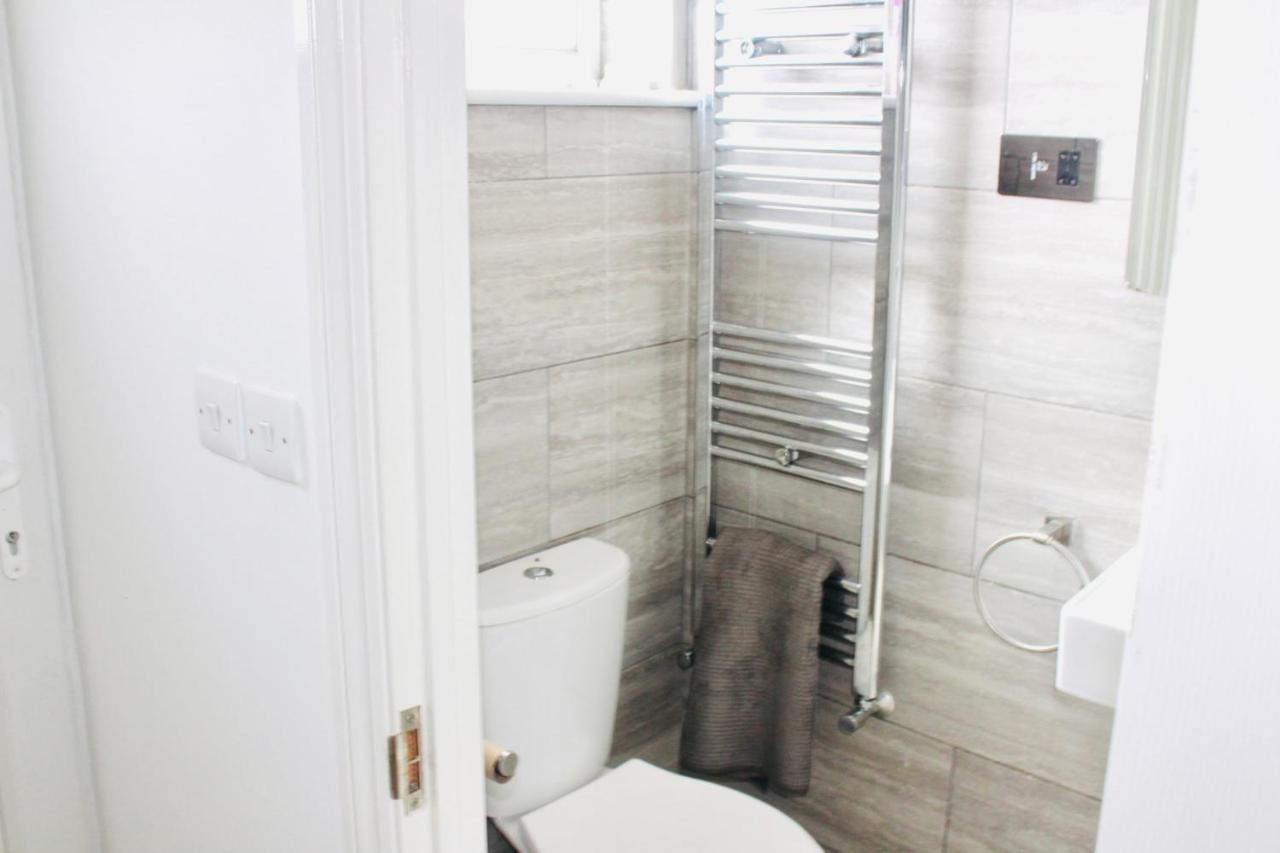 6 Bed House 3 Bathrooms Good Transport Links To London, Free Parking Ngoại thất bức ảnh