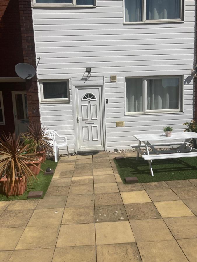 6 Bed House 3 Bathrooms Good Transport Links To London, Free Parking Ngoại thất bức ảnh