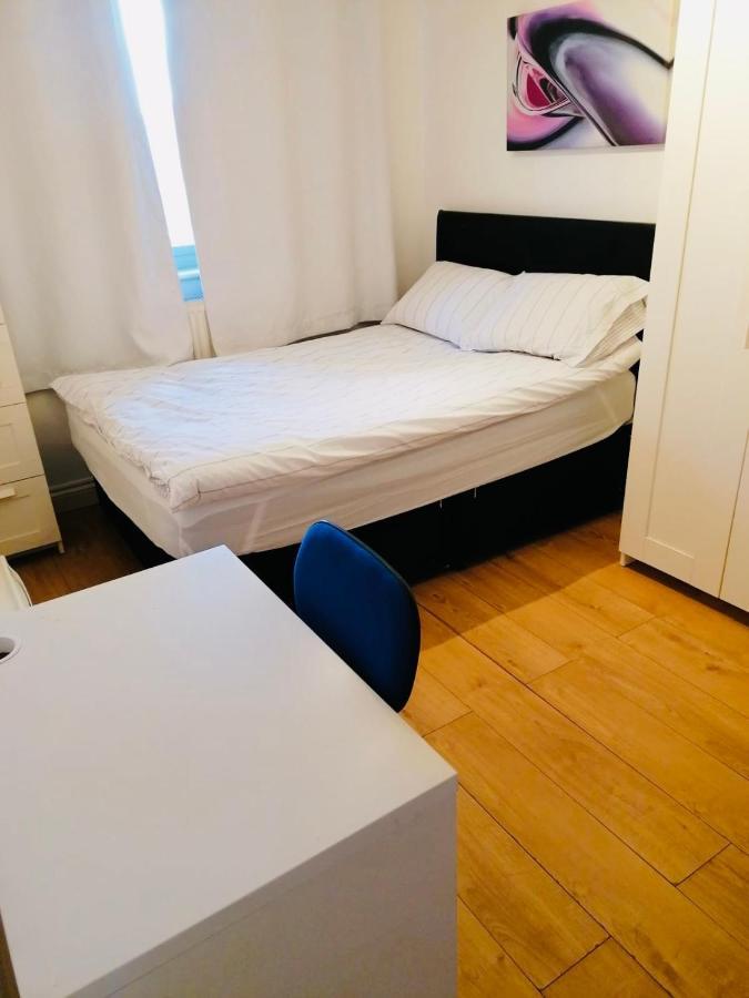 6 Bed House 3 Bathrooms Good Transport Links To London, Free Parking Ngoại thất bức ảnh