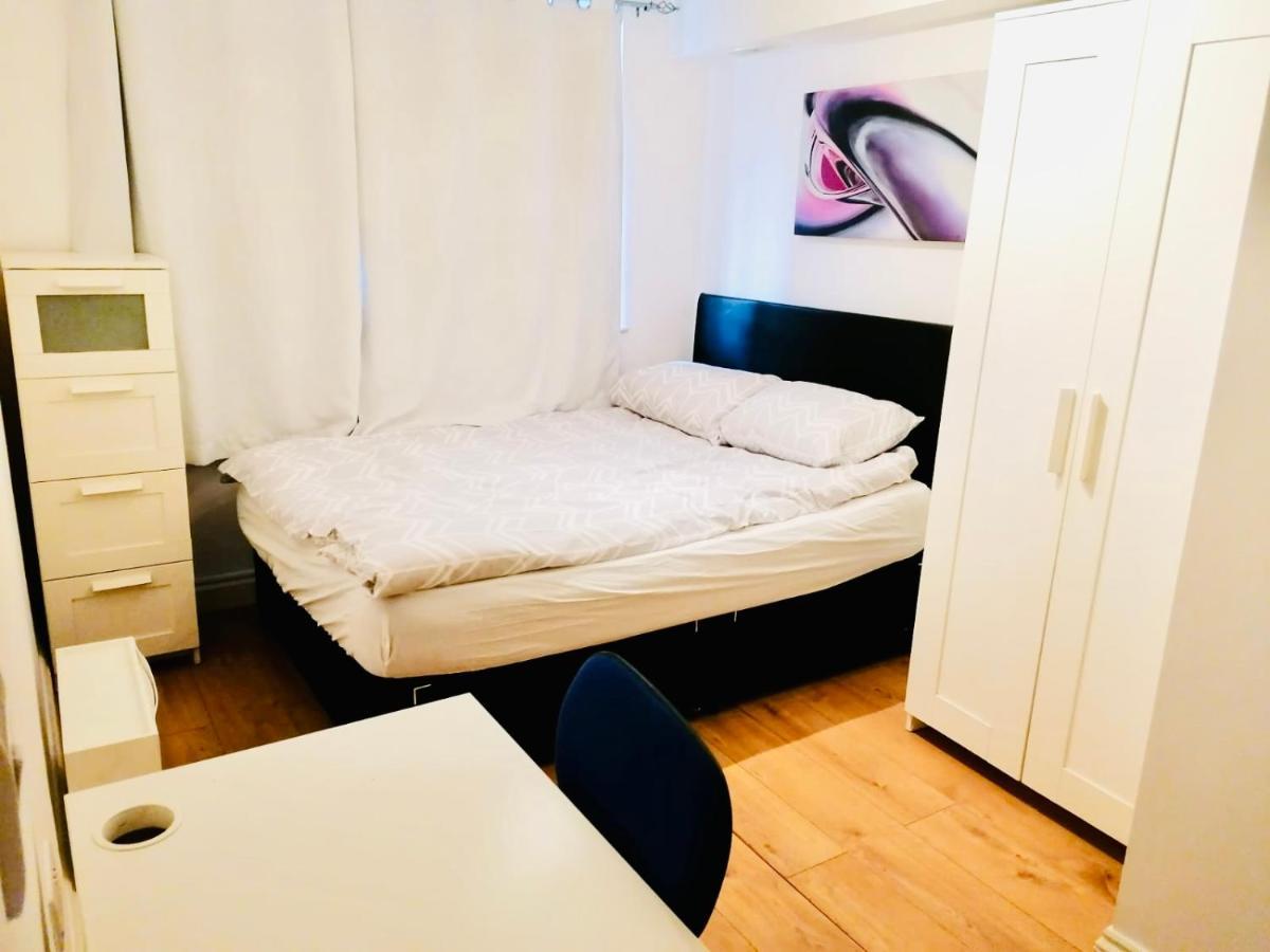 6 Bed House 3 Bathrooms Good Transport Links To London, Free Parking Ngoại thất bức ảnh