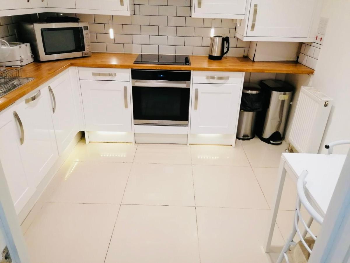 6 Bed House 3 Bathrooms Good Transport Links To London, Free Parking Ngoại thất bức ảnh