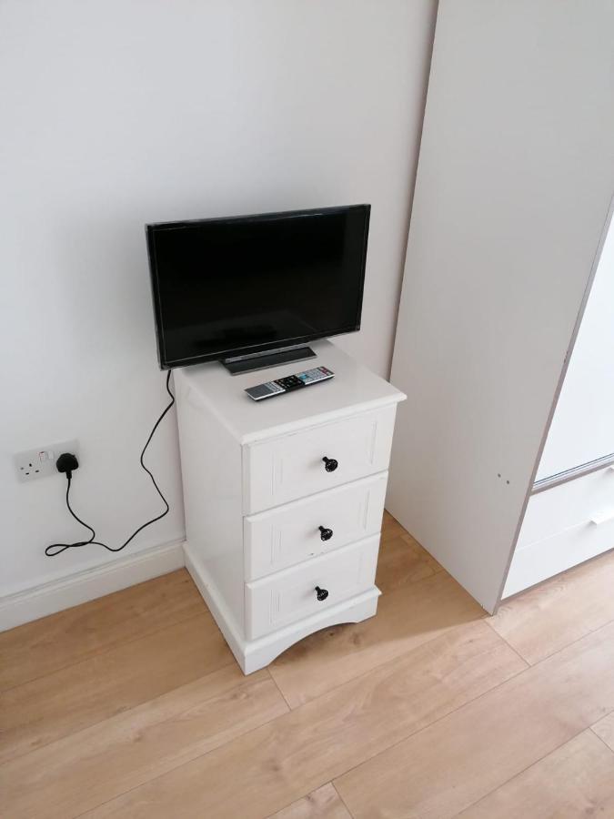 6 Bed House 3 Bathrooms Good Transport Links To London, Free Parking Ngoại thất bức ảnh
