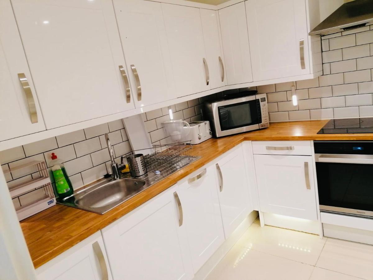 6 Bed House 3 Bathrooms Good Transport Links To London, Free Parking Ngoại thất bức ảnh