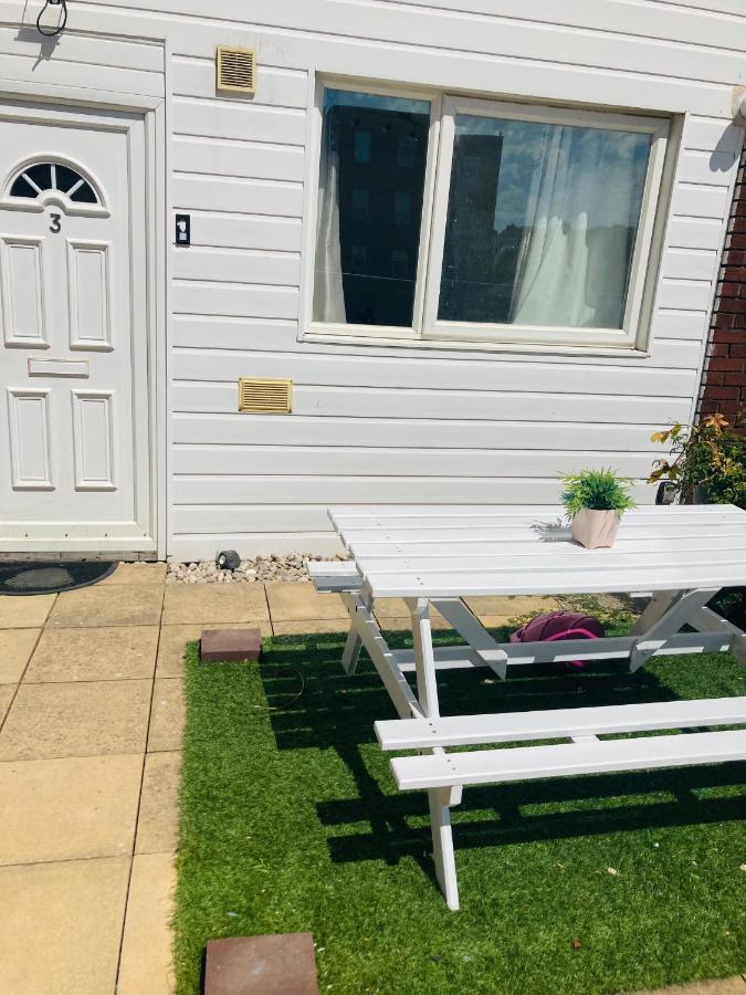 6 Bed House 3 Bathrooms Good Transport Links To London, Free Parking Ngoại thất bức ảnh