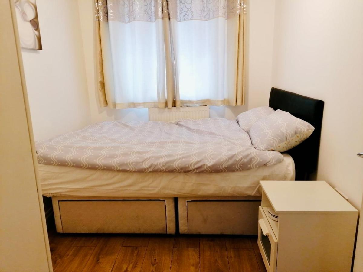 6 Bed House 3 Bathrooms Good Transport Links To London, Free Parking Ngoại thất bức ảnh