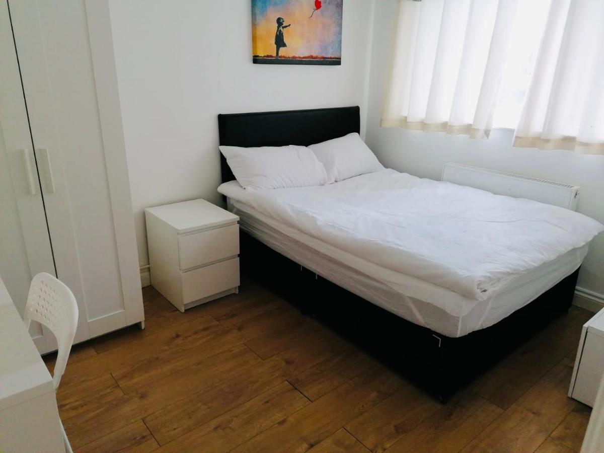 6 Bed House 3 Bathrooms Good Transport Links To London, Free Parking Ngoại thất bức ảnh