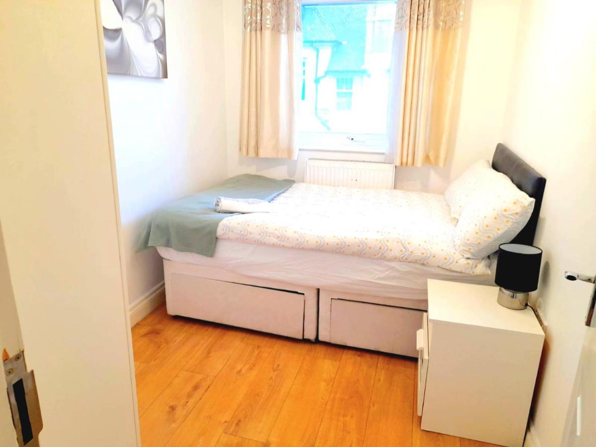 6 Bed House 3 Bathrooms Good Transport Links To London, Free Parking Ngoại thất bức ảnh