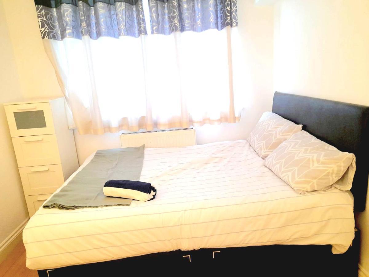 6 Bed House 3 Bathrooms Good Transport Links To London, Free Parking Ngoại thất bức ảnh