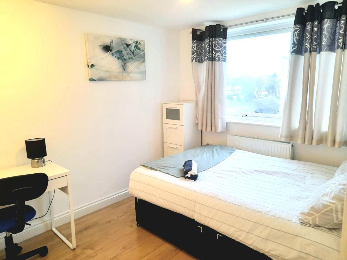 6 Bed House 3 Bathrooms Good Transport Links To London, Free Parking Ngoại thất bức ảnh